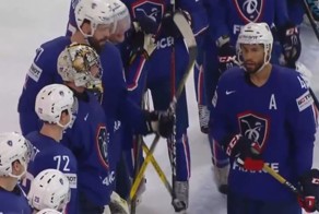 Французский хоккеист отдал свой приз лучшего игрока матча вратарю