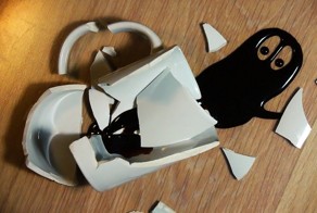 Плюнь через плечо, черная кошка дорогу перебегает -  к удаче: странные приметы, в которые мы верим