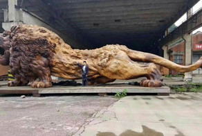 Гигантский лев из ствола дерева