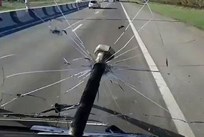 Железный болт прилетел в лобовое стекло машины