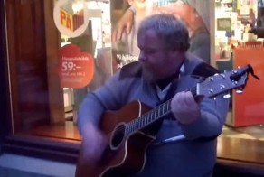 Уличный музыкант великолепно исполнил легендарный хит Scorpions «Wind of Change»