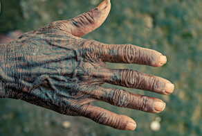 Три истории, скрывающиеся за татуировками старейших женщин племени Тхару