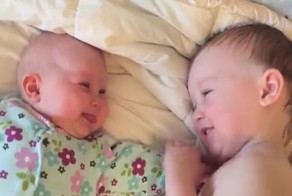 Этот малыш знает, как успокоить свою младшую сестру, когда она начинает плакать