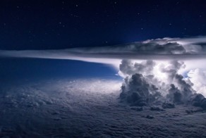 Захватывающие дух фотографии штормов из кабины пилота