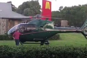 В Австралии мужчина прилетел в Макдональдс на вертолете