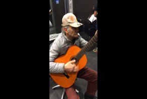 Не перевелись еще таланты! Саундтрек вестерна «Хороший, плохой, злой» в исполнении пожилого музыканта