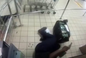 Банкоматная видеокамера сняла нападение на инкассаторов в южноафриканском супермаркете 