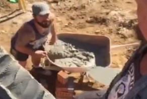 Слаженная работа на стройке 