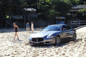 В Сиднее водитель Maserati выехал на пляж, чтобы поиграть там в гольф