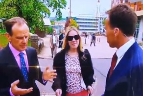 Ведущий BBC в прямом эфире случайно потрогал женщину за грудь