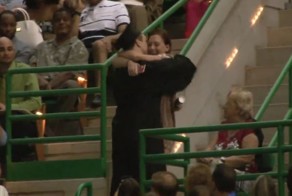 Студент сделал предложение возлюбленной прямо во время выпускного 