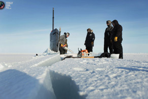 Американская субмарина примёрзла к арктическим льдам
