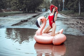 Саратовская модель устроила пляжную фотосессию в городской луже