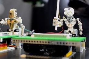 Фанат Kraftwerk воссоздал культовый трек «The Robots» с помощью роботов Lego