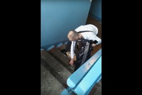 Житель дома поймал хулигана, справлявшего нужду в подъезде
