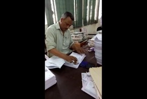  Индийский офисный работник ставит штампы с головокружительной скоростью