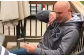 Трогательная реакция художника с дальтонизмом, впервые увидевшего цвета, которые он раньше не различал 