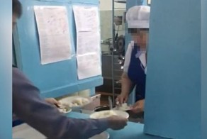В благовещенской школе учащимся руками накладывали еду по тарелкам