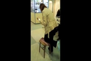 В Новосибирской поликлинике пациентке с переломом руки и ноги пришлось передвигаться с помощью деревянной табуретки
