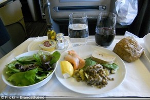 Бизнес-класс против эконома: где лететь вкуснее?