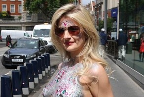 Что будет, если выйти на улицу с голой грудью, покрытой только стразами
