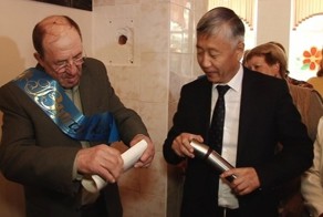 Темиртауские выпускники вскрыли хранившуюся 50 лет капсулу-послание