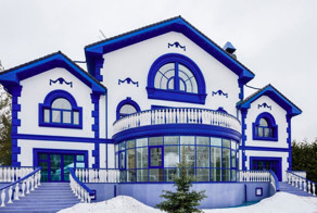 Расписанный под гжель дом в Мытищах с колоритным интерьером за 300 миллионов рублей