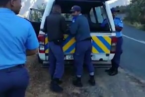 В ЮАР полицейские поймали воров  на краже яблок и не стали тянуть с наказанием