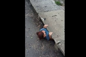 Девочка спасла котенка из канализации