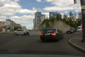 Авария дня. Неудачная попытка проскочить перекресток на "красный"