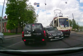Мерседес заехал под трамвай в Петербурге