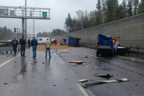 В Петербурге самосвал с песком раздавил легковой автомобиль