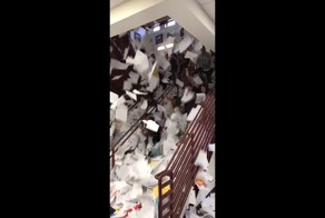 В честь окончания школы американские старшеклассники искупались в водопаде из домашних заданий