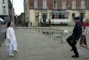 Ирландский полицейский посоревновался в чеканке мяча с монахиней