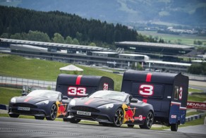 Пилоты Формулы-1 устроили гонку на Aston Martin с кемперами