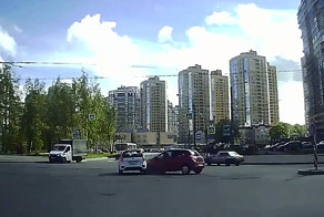 Авария дня. Lada Kalina Sport vs. Renault Clio