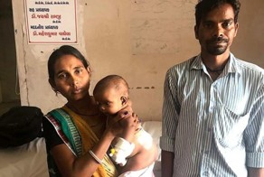 Индийскому младенцу удалили лишние ноги