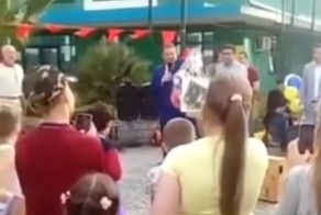 Выступая на празднике в Сочи, мэр города бросил подарки детям на землю