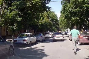 Вернул мусор, выброшенный в окно автомобиля