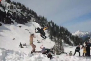 Лыжник-парашютист едва не сбил девушку при приземлении