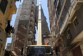 В Египте многоэтажка упала и оперлась на соседний дом