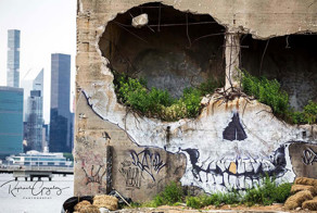 Уличный художник превратил стену заброшенного здания в гигантский череп