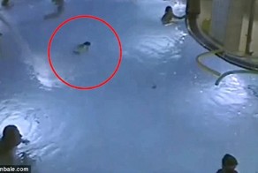 Шокирующее видео: ребенок тонет на глазах у толпы!