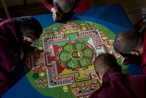 Монахи рисуют песком