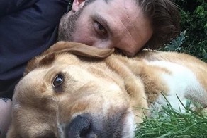 «Люблю тебя бесконечно». Том Харди рассказал о смерти своего любимого пса Вудстока