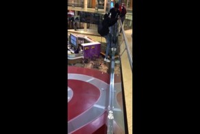 Подросток провалился сквозь крышу магазина в канадском торговом центре