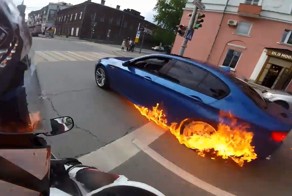 В центре Перми на ходу вспыхнул спортивный BMW
