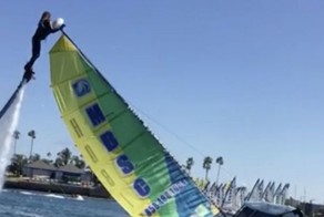 Экстремал на флайборде помог перевернувшемуся катамарану