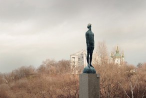 Скульптура «Дождь»: бронзовый человек с огромной каплей на лице