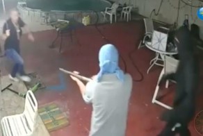 Хозяин дома отбился от вооруженных грабителей с помощью мачете